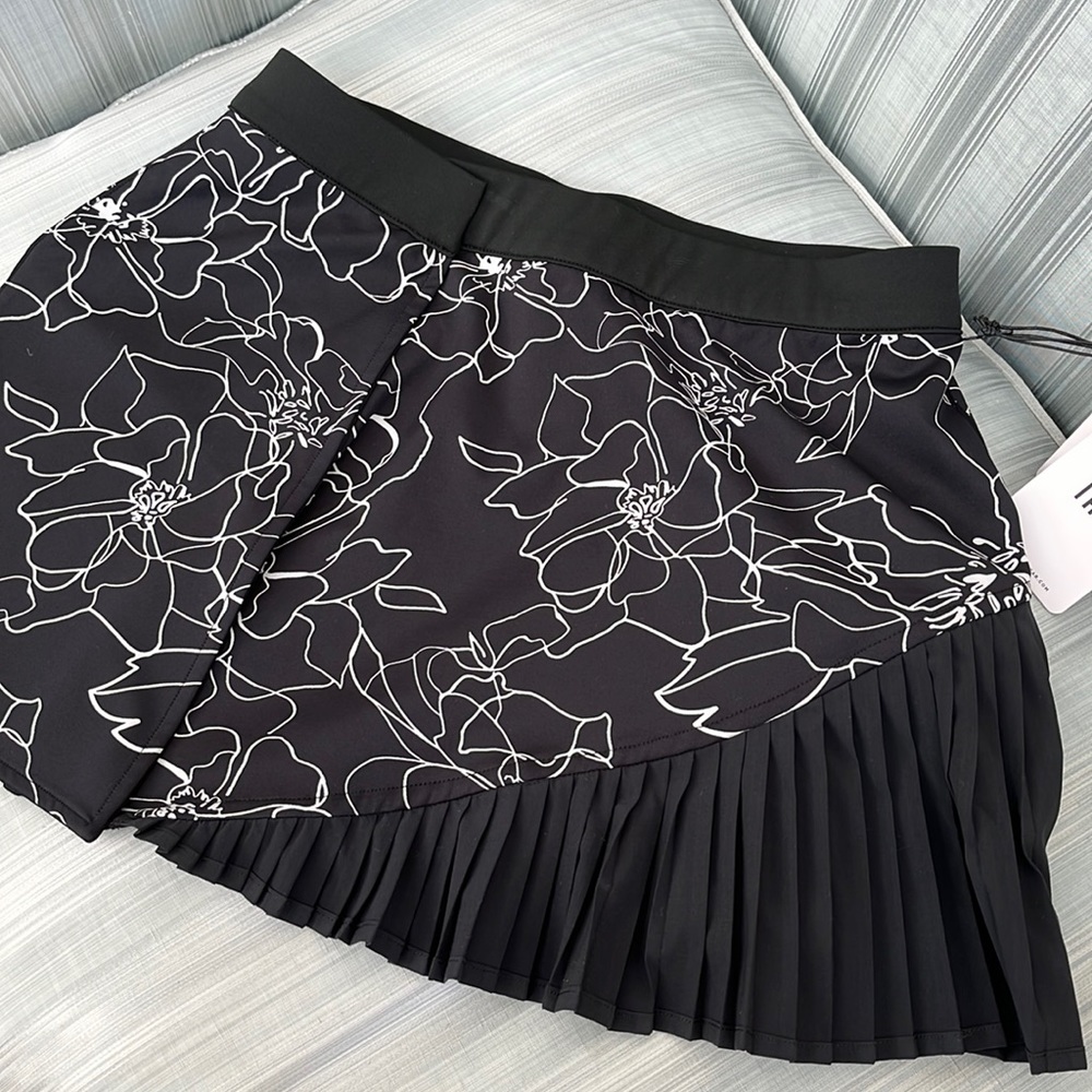 Tail reversible black and white tennis skirt NWT s